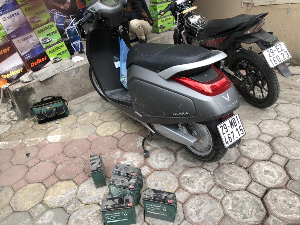 Ắc quy thay thế cho xe máy điện Vinfast Klara tại Long Biên, Hà Nội