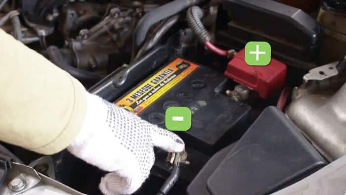 Các bước thay ắc quy mới vào xe Ford Laser