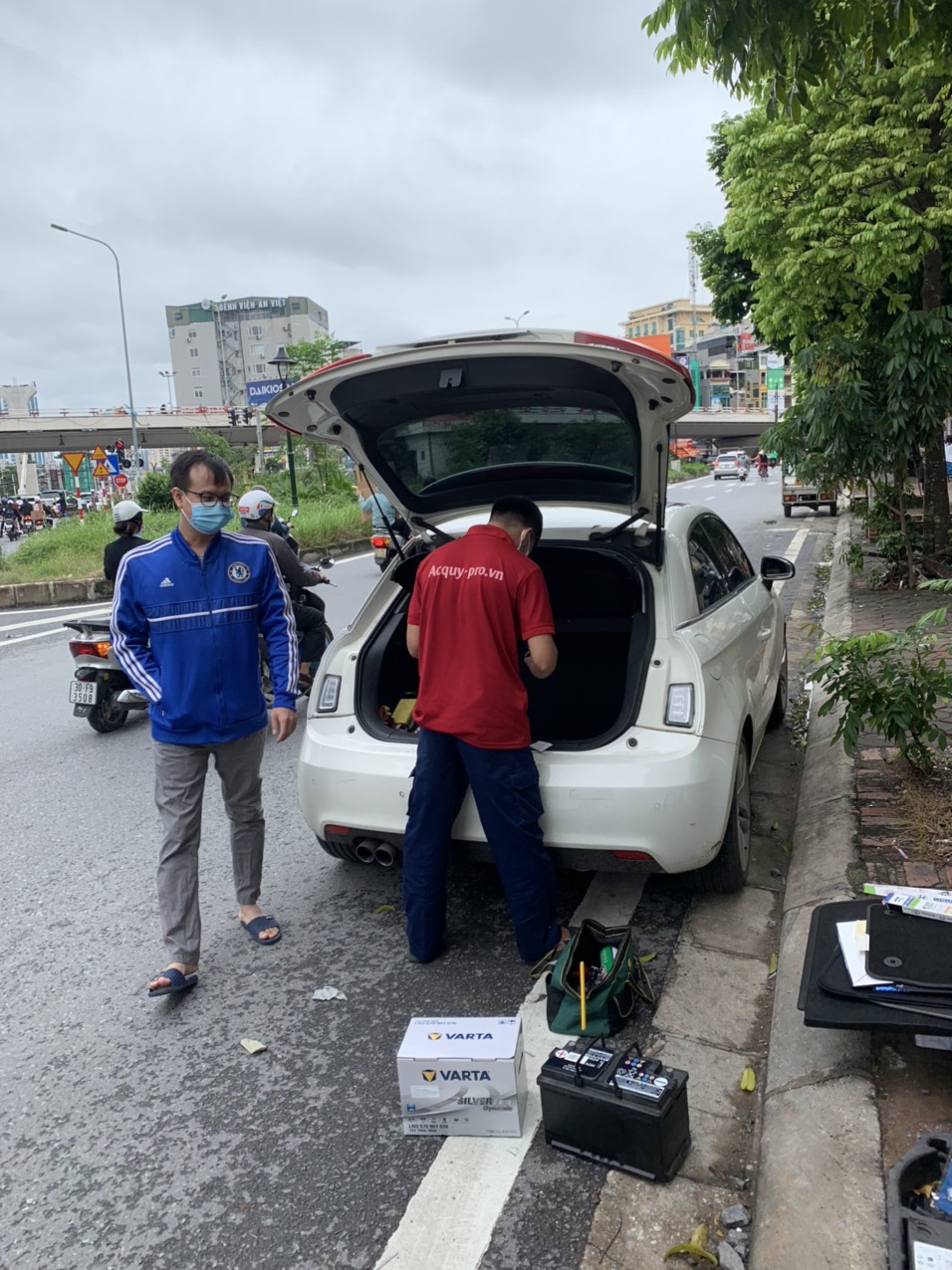 cứu hộ ắc quy ô tô, câu bình ắc quy, kích bình ắc quy, thay bình ắc quy ô tô tận nhà tại Nguyễn Văn Cừ, Long Biên, Hà Nội