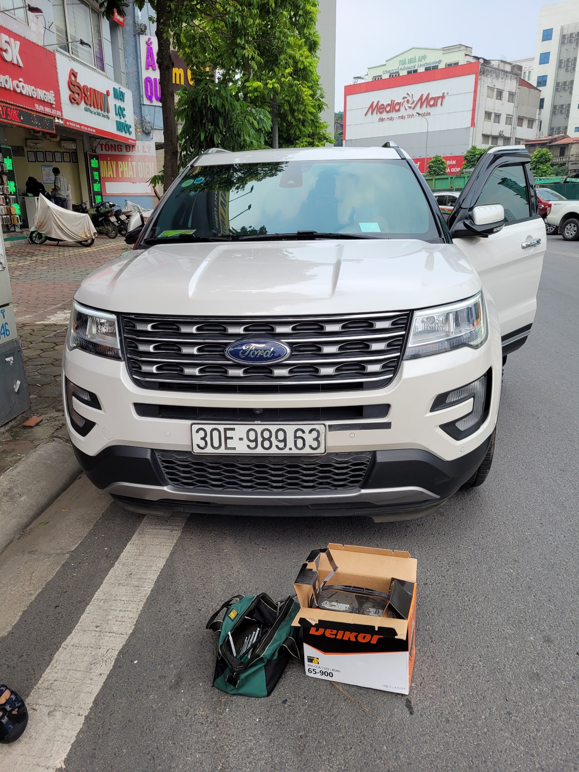 Thay ắc quy Delkor 65-900 tận nơi cho ford Explorer