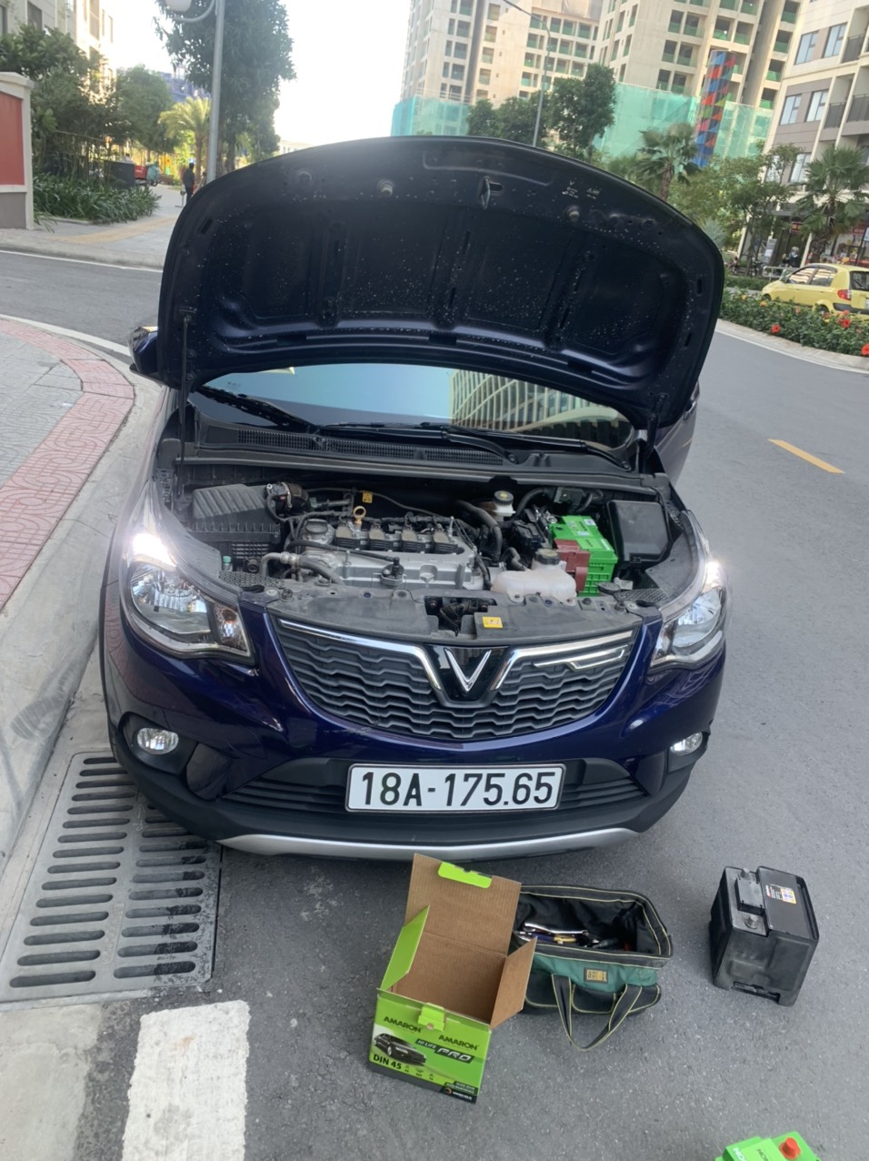 thay ắc quy amaron DIN45 cho xe vinfast fadil